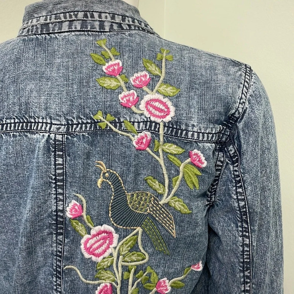 TOLANI Embroidered Long Sleeve Distressed Chambray Button Down Shirt Medium - Picture 4 of 7